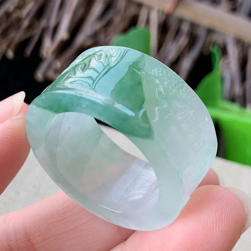 【天然翡翠A货-飘花扳指_种好,玉质细腻,水头饱满,形体漂亮,水润精致,上手效果佳,尺寸21.8*13.2*4.2mm】图4