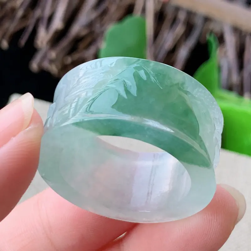 【天然翡翠A货-飘花扳指_种好,玉质细腻,水头饱满,形体漂亮,水润精致,上手效果佳,尺寸21.8*13.2*4.2mm】图3