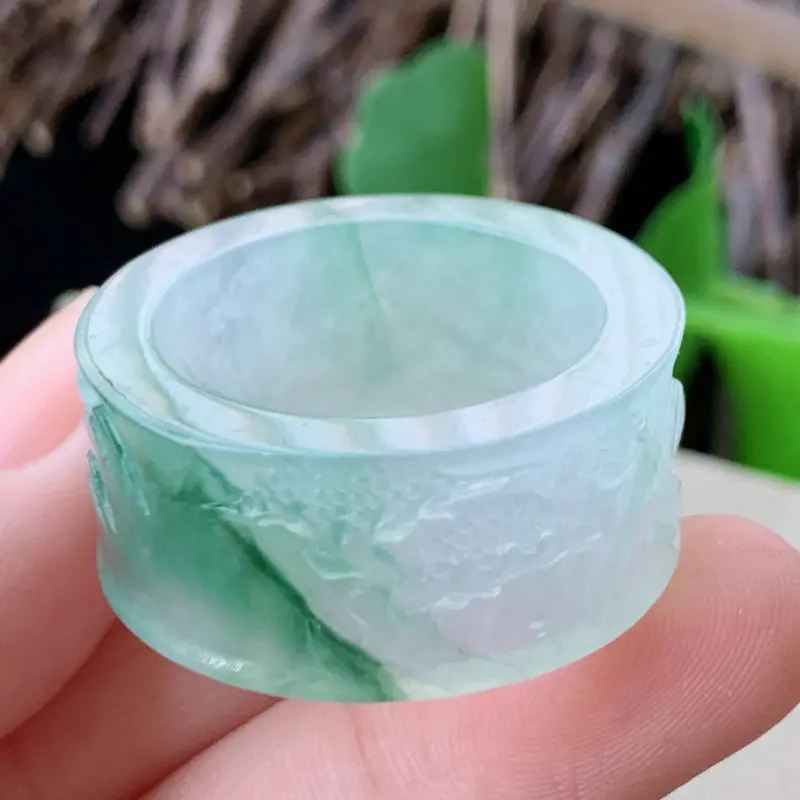 【天然翡翠A货-飘花扳指_种好,玉质细腻,水头饱满,形体漂亮,水润精致,上手效果佳,尺寸21.8*13.2*4.2mm】图2