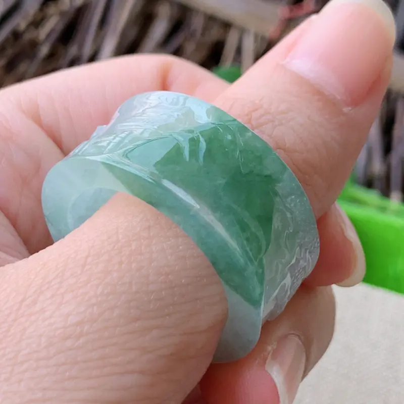 【天然翡翠A货-飘花扳指_种好,玉质细腻,水头饱满,形体漂亮,水润精致,上手效果佳,尺寸21.8*13.2*4.2mm】图7