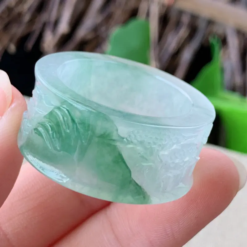 【天然翡翠A货-飘花扳指_种好,玉质细腻,水头饱满,形体漂亮,水润精致,上手效果佳,尺寸21.8*13.2*4.2mm】图1