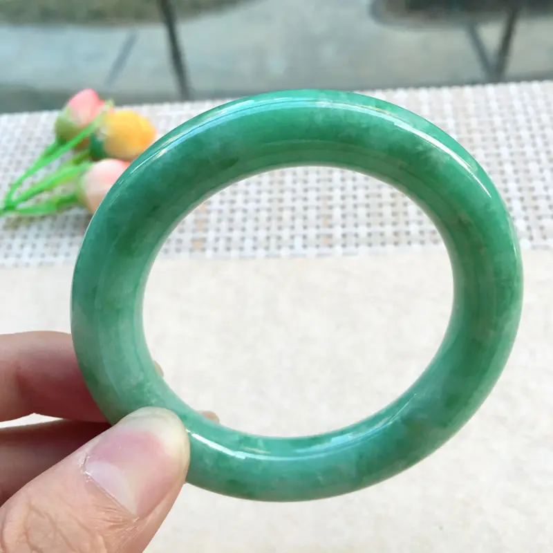 【天然A货翡翠【自然光拍摄】 精美满绿豆绿圆条手镯,玉质细腻 颜色青翠迷人,条形圆润,上手优雅迷人! 尺寸56.6*12.2*12.1mm 重87.22g】图4