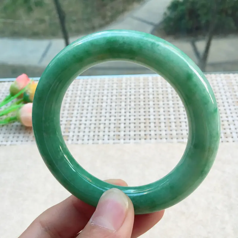 【天然A货翡翠【自然光拍摄】 精美满绿豆绿圆条手镯,玉质细腻 颜色青翠迷人,条形圆润,上手优雅迷人! 尺寸56.6*12.2*12.1mm 重87.22g】图3