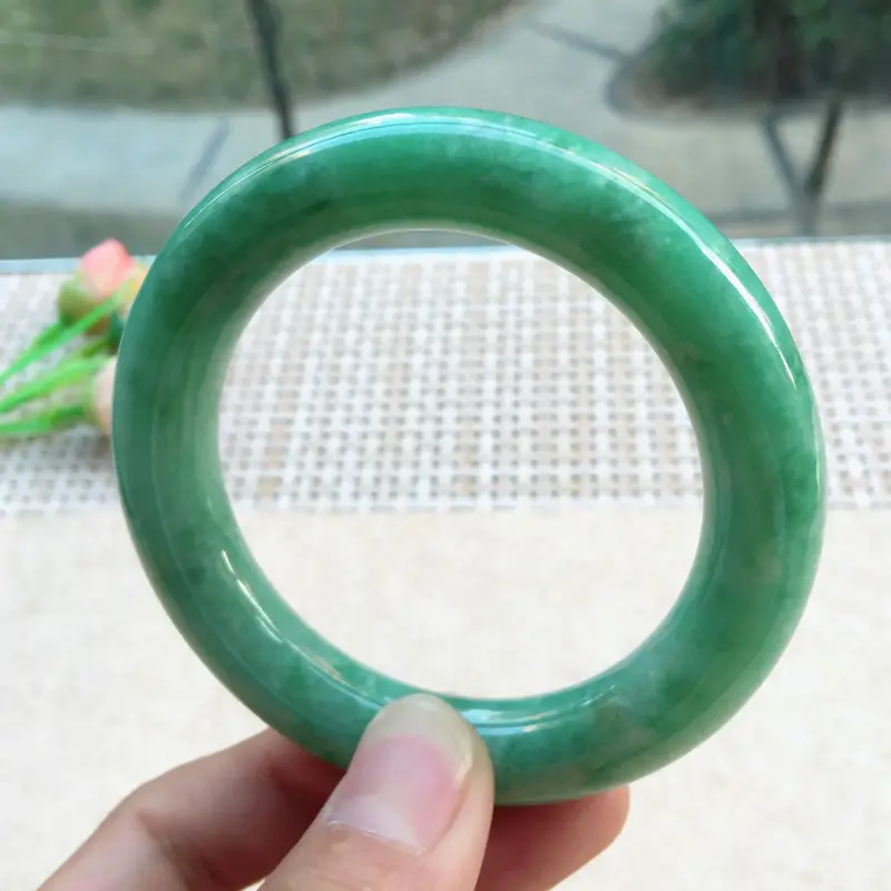 【天然A货翡翠【自然光拍摄】 精美满绿豆绿圆条手镯,玉质细腻 颜色青翠迷人,条形圆润,上手优雅迷人! 尺寸56.6*12.2*12.1mm 重87.22g】图2