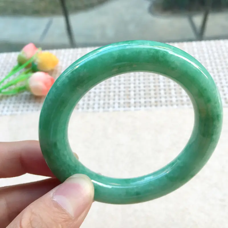 【天然A货翡翠【自然光拍摄】 精美满绿豆绿圆条手镯,玉质细腻 颜色青翠迷人,条形圆润,上手优雅迷人! 尺寸56.6*12.2*12.1mm 重87.22g】图6