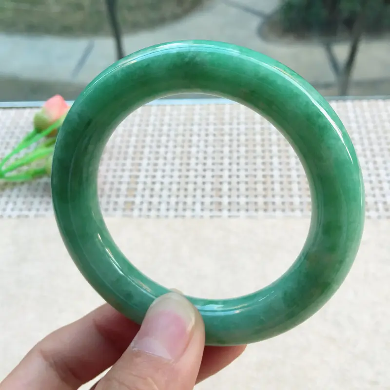 【天然A货翡翠【自然光拍摄】 精美满绿豆绿圆条手镯,玉质细腻 颜色青翠迷人,条形圆润,上手优雅迷人! 尺寸56.6*12.2*12.1mm 重87.22g】图1