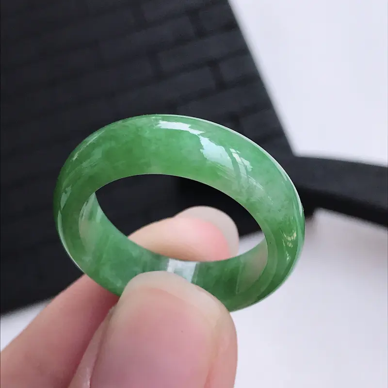 【糯种满绿戒指,圈口19.2/6.7/3.1,雕工精细 玉质细腻水润,底色漂亮,种水好】图10