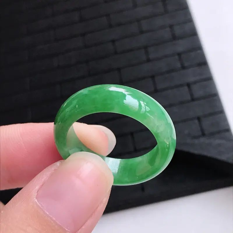 【糯种满绿戒指,圈口19.2/6.7/3.1,雕工精细 玉质细腻水润,底色漂亮,种水好】图3