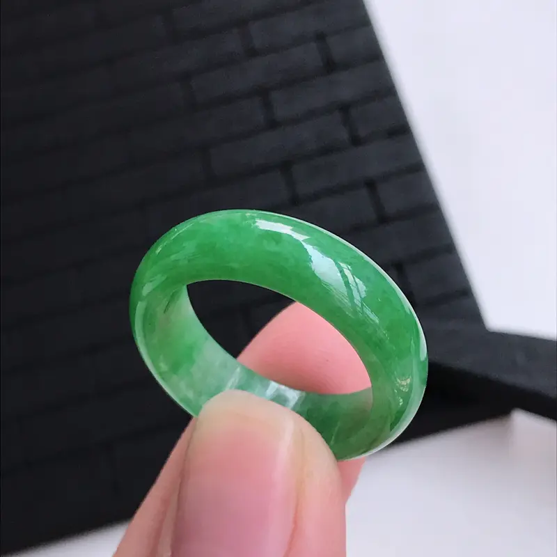 【糯种满绿戒指,圈口19.2/6.7/3.1,雕工精细 玉质细腻水润,底色漂亮,种水好】图7