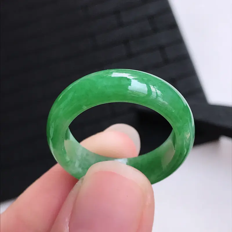 【糯种满绿戒指,圈口19.2/6.7/3.1,雕工精细 玉质细腻水润,底色漂亮,种水好】图9