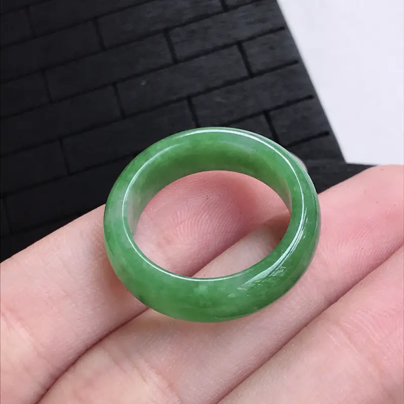 【糯种满绿戒指,圈口19.2/6.7/3.1,雕工精细 玉质细腻水润,底色漂亮,种水好】图11