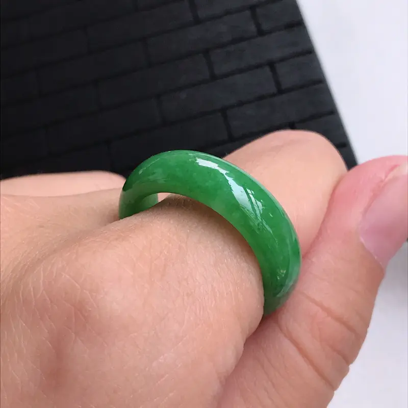 【糯种满绿戒指,圈口19.2/6.7/3.1,雕工精细 玉质细腻水润,底色漂亮,种水好】图6