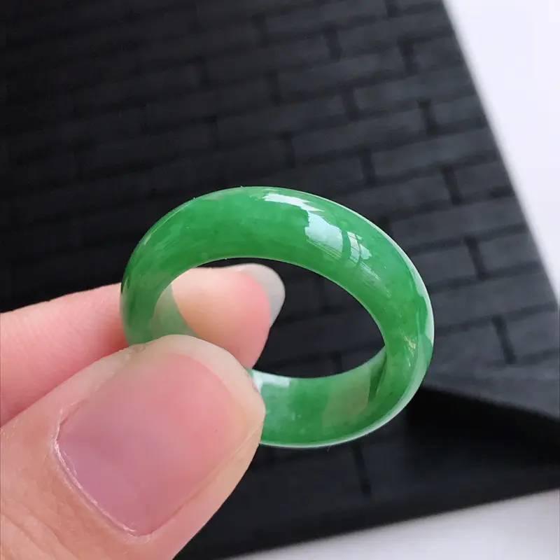 【糯种满绿戒指,圈口19.2/6.7/3.1,雕工精细 玉质细腻水润,底色漂亮,种水好】图2