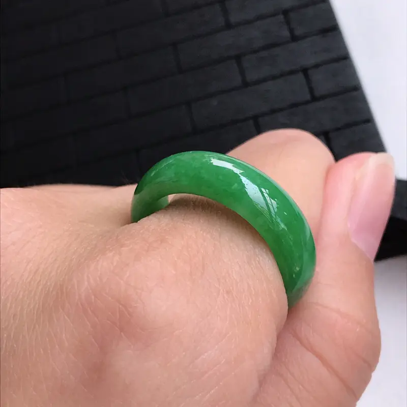 【糯种满绿戒指,圈口19.2/6.7/3.1,雕工精细 玉质细腻水润,底色漂亮,种水好】图5