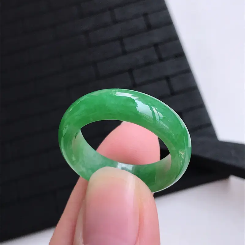 【糯种满绿戒指,圈口19.2/6.7/3.1,雕工精细 玉质细腻水润,底色漂亮,种水好】图8