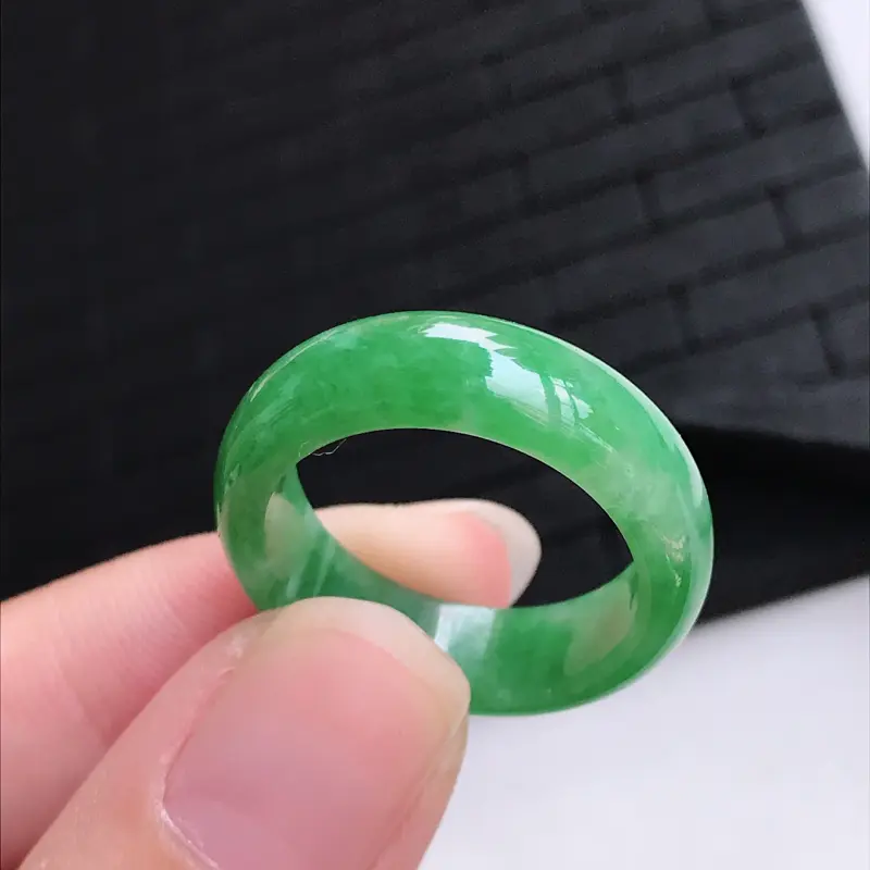 【糯种满绿戒指,圈口19.2/6.7/3.1,雕工精细 玉质细腻水润,底色漂亮,种水好】图4