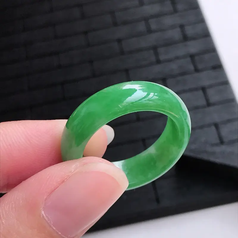 【糯种满绿戒指,圈口19.2/6.7/3.1,雕工精细 玉质细腻水润,底色漂亮,种水好】图1