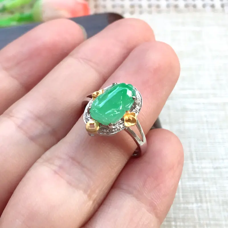 【天然A货翡翠 【自然光拍摄】18k金伴钻晴水绿招财貔貅戒指,圈口16mm 玉质细腻,满绿鲜艳,精雕细琢,招财辟邪寓意好,佩戴效果佳,镶金尺寸13.9*11.6mm 裸石尺寸10.6*6.6mm,重量2.23g】图9