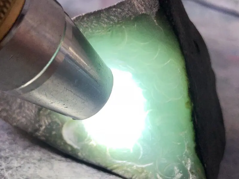 【👉 【名称】0.35kg莫湾基改口小精品
【重量】0.35kg
【尺寸】80-50-50mm
【产地】缅甸新货翡翠原石
【描述】新货来袭!《免费切,免费盖手镯》莫湾基改口小精品,大面积擦口肉质细腻有胶感,灯下水长有冰味,喜欢的老板速来抢购H795】图5