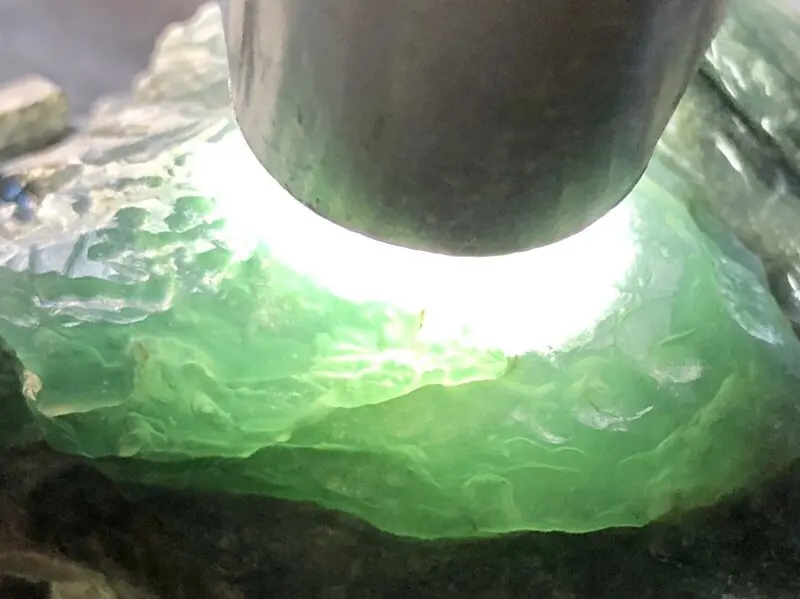 【👉 【名称】0.25kg莫湾基开窗料
【重量】0.25kg
【尺寸】90-45-40mm
【产地】缅甸新货翡翠原石
【描述】新货来袭!《免费切,免费盖手镯》莫湾基开窗冰种,大面积开窗肉质细腻起胶,灯下水长冰透质感,有底色,喜欢的老板速来抢购H796】图5