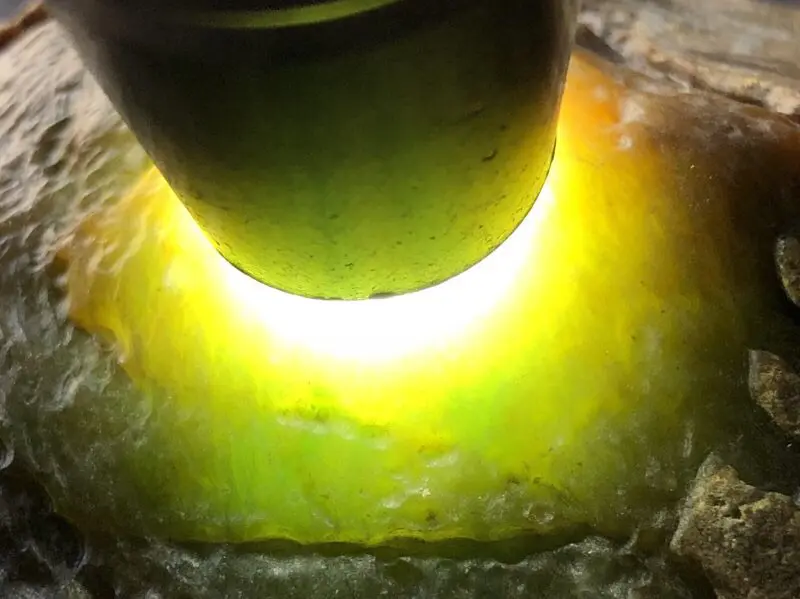 【👉 【名称】0.25kg大马坎开窗黄加绿
【重量】0.25kg
【尺寸】70-60-25mm
【产地】缅甸新货翡翠原石
【描述】新货来袭!《免费切,免费盖手镯》大马坎开窗黄加绿,大面积开窗肉质细腻,黄雾满满可见绿花,灯下色美水足,喜欢的老板速来抢购H794】图8