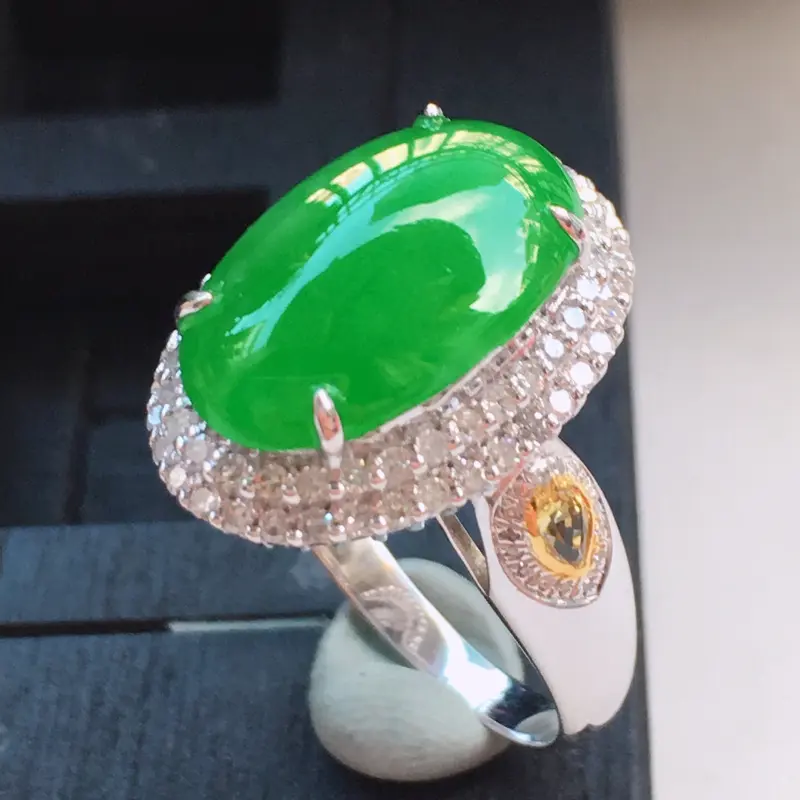 【翡翠a货,18K金伴钻糯化种水润阳绿精美蛋面翡翠戒指,玉质细腻,种水一流,底色漂亮,上身高贵,尺寸内径16.9,裸石14.3/9.3/5.0,厚8.5,】图1