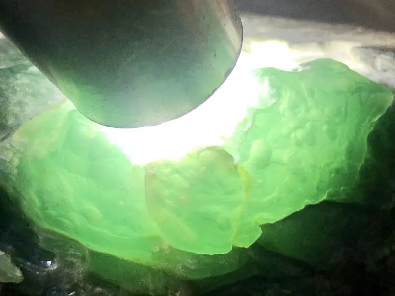 【👉 【名称】0.25kg莫湾基开窗料
【重量】0.25kg
【尺寸】90-45-40mm
【产地】缅甸新货翡翠原石
【描述】新货来袭!《免费切,免费盖手镯》莫湾基开窗冰种,大面积开窗肉质细腻起胶,灯下水长冰透质感,有底色,喜欢的老板速来抢购H796】图1