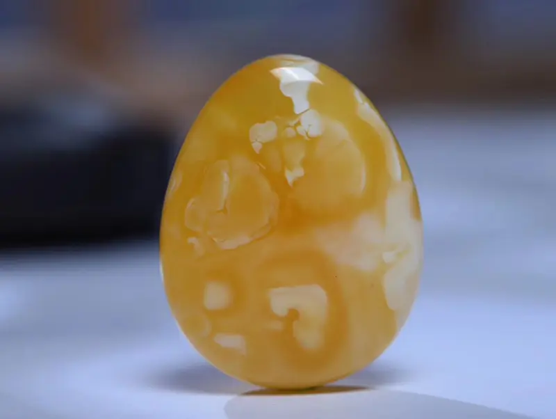 【纯天然原矿高品质鸡油黄瓷白妖孽意境白花水滴
非常漂亮,蜡质浓郁,密度饱满,全品无杂无裂,花纹妖孽漂亮,唯美至极,色泽油润富有光泽,内部飘有白花纹路,非常有意境,金黄色显示出蜜蜡华贵大气,色调浓烈却纯粹,温润如故般的舒服。戴起来古典静雅!这么大的尺寸全品无瑕疵,错过无。
尺寸30.5*24*14.5mm裸重24.4克##】图2