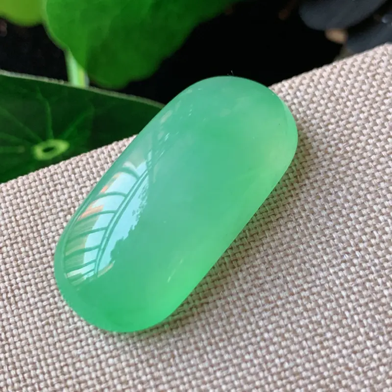 【天然翡翠A货-满绿马鞍镶嵌件_种好,玉质细腻,水头饱满,形体漂亮,水润精致,镶嵌效果佳,尺寸30.1*14.3*8.2mm】图4