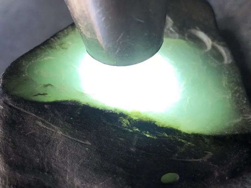 【👉 【名称】0.35kg莫湾基改口小精品
【重量】0.35kg
【尺寸】80-50-50mm
【产地】缅甸新货翡翠原石
【描述】新货来袭!《免费切,免费盖手镯》莫湾基改口小精品,大面积擦口肉质细腻有胶感,灯下水长有冰味,喜欢的老板速来抢购H795】图1