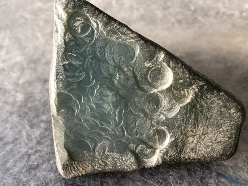 【👉 【名称】0.35kg莫湾基改口小精品
【重量】0.35kg
【尺寸】80-50-50mm
【产地】缅甸新货翡翠原石
【描述】新货来袭!《免费切,免费盖手镯》莫湾基改口小精品,大面积擦口肉质细腻有胶感,灯下水长有冰味,喜欢的老板速来抢购H795】图2