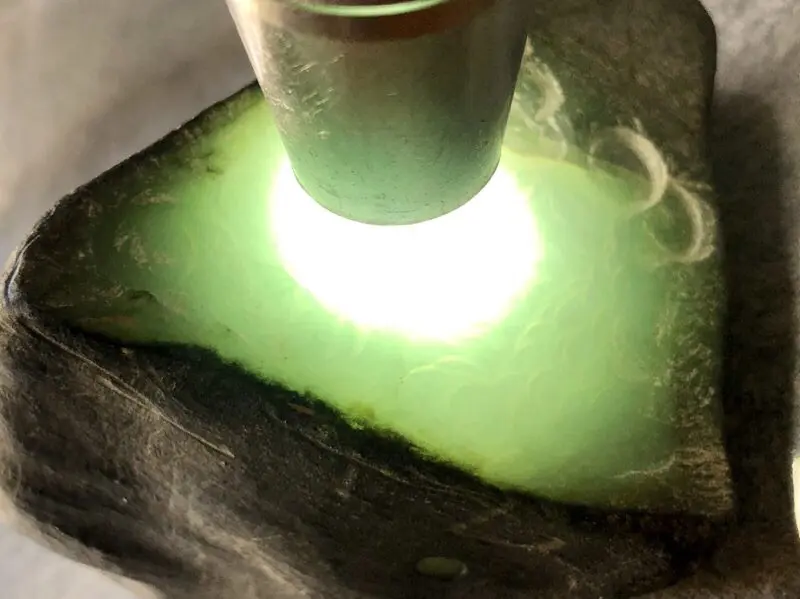 【👉 【名称】0.35kg莫湾基改口小精品
【重量】0.35kg
【尺寸】80-50-50mm
【产地】缅甸新货翡翠原石
【描述】新货来袭!《免费切,免费盖手镯》莫湾基改口小精品,大面积擦口肉质细腻有胶感,灯下水长有冰味,喜欢的老板速来抢购H795】图6