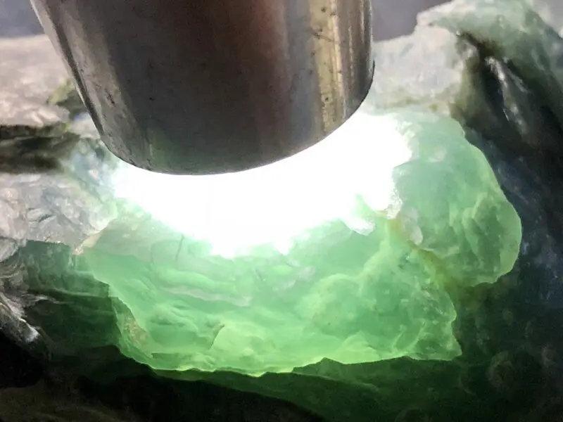 【👉 【名称】0.25kg莫湾基开窗料
【重量】0.25kg
【尺寸】90-45-40mm
【产地】缅甸新货翡翠原石
【描述】新货来袭!《免费切,免费盖手镯》莫湾基开窗冰种,大面积开窗肉质细腻起胶,灯下水长冰透质感,有底色,喜欢的老板速来抢购H796】图3