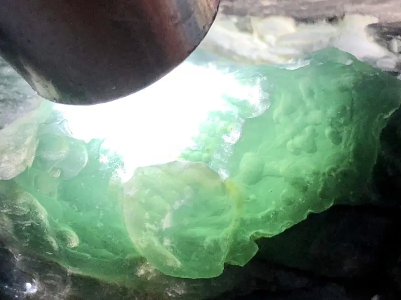 【👉 【名称】0.25kg莫湾基开窗料
【重量】0.25kg
【尺寸】90-45-40mm
【产地】缅甸新货翡翠原石
【描述】新货来袭!《免费切,免费盖手镯》莫湾基开窗冰种,大面积开窗肉质细腻起胶,灯下水长冰透质感,有底色,喜欢的老板速来抢购H796】图2