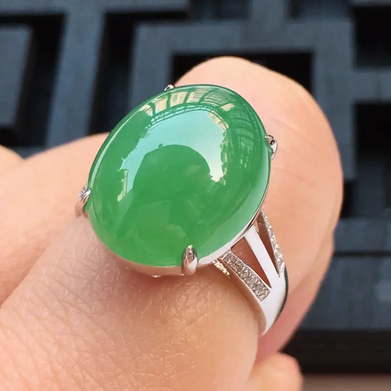 【翡翠a货,18K金伴钻冰糯种水润满绿精美蛋面翡翠戒指,玉质细腻,种水一流,底色漂亮,上身高贵,尺寸内径16.8,裸石16.1/12.8/6.3,厚10.5】图7