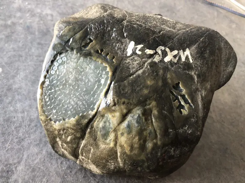 【👉 【名称】1.95kg南齐开窗料
【重量】1.95kg
【尺寸】120-100-70mm
【产地】缅甸新货翡翠原石
【描述】新货来袭!《免费切,免费盖手镯》南齐开窗料,大面积开窗肉质细腻干净,灯下水长冰透,喜欢的老板速来抢购H800】图5