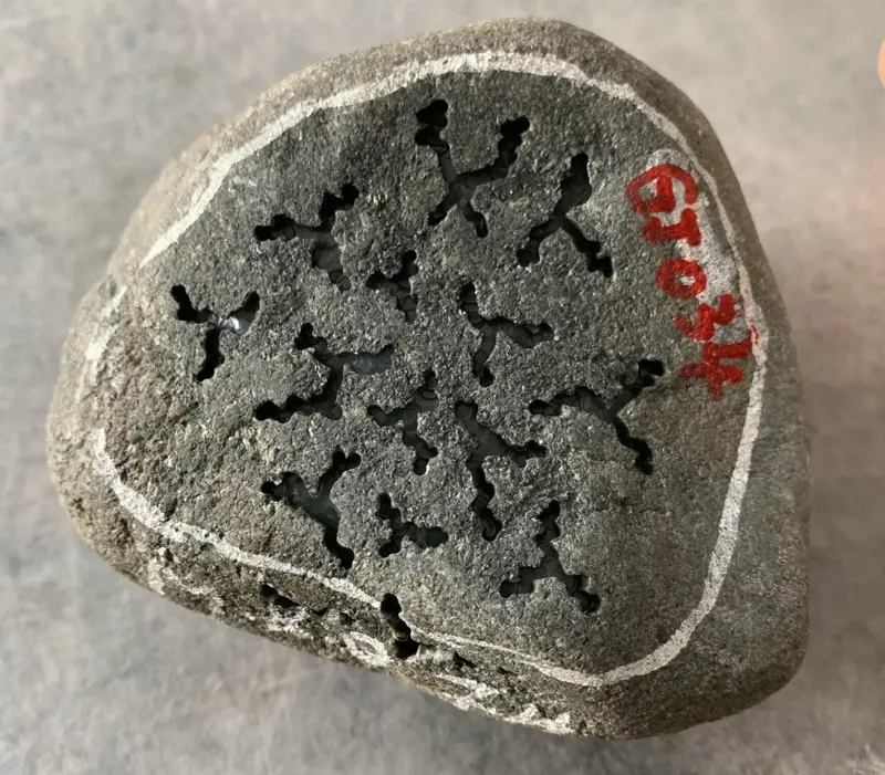 【👉 【名称】1.5公斤莫西沙敞口开窗料
【重量】1.5公斤
【尺寸】110-110-85MM
【产地】缅甸新货翡翠原石
【描述】新货来袭!《免费切,免费盖手镯,免费开窗》莫西沙敞口开窗料,品相好,料子压手,打灯通透,种好带底色,喜欢的老板来秒!DN462##】图10