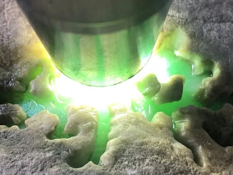 【👉 【名称】3.2kg木那开窗料
【重量】3.2kg
【尺寸】170-90-90mm
【产地】缅甸新货翡翠原石
【描述】新货来袭!《免费切,免费盖手镯》木那开窗料,开窗肉质细腻可见花色,灯下色美水足,喜欢的老板速来抢购H799】图1