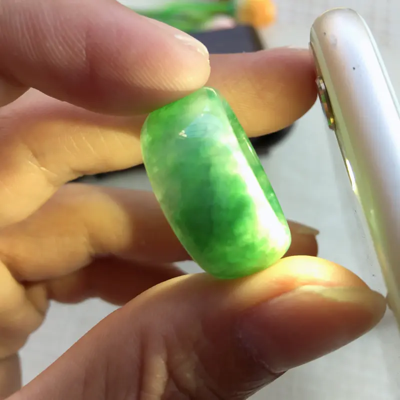 【天然A货翡翠 【自然光拍摄】满绿豆绿戒指,圈口19mm,满绿均匀,青翠明媚,饱满靓丽,佩戴效果贵气大方,尺寸19*11.5*3.8mm 重8.11g】图11