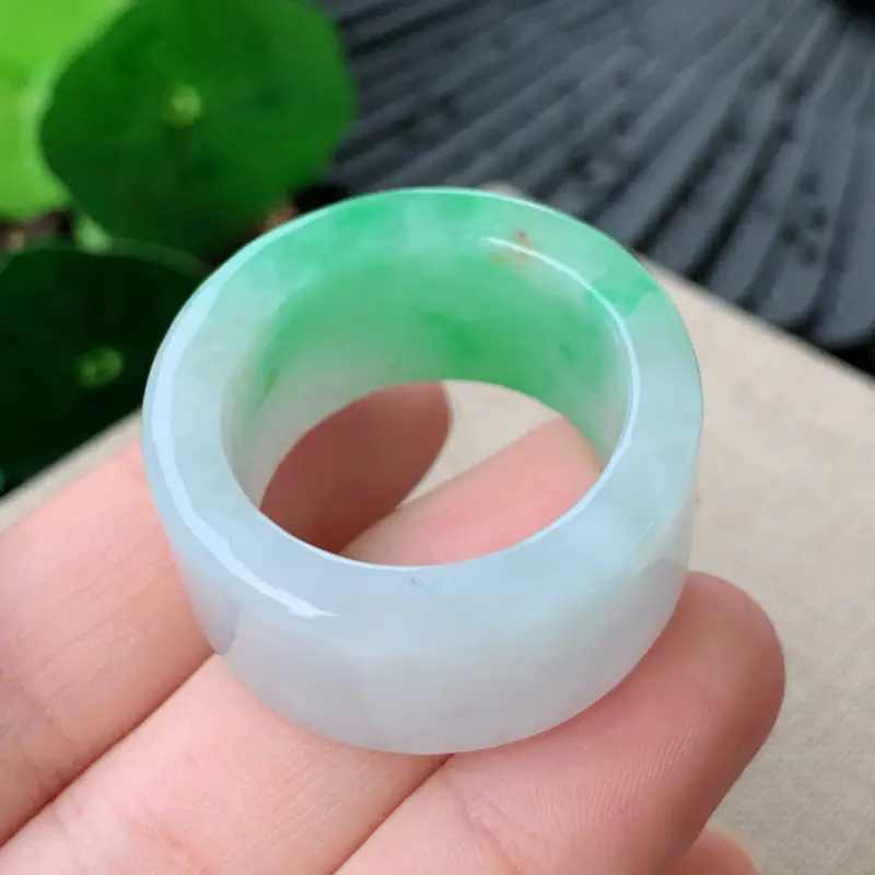 【天然翡翠A货-飘绿扳指_种好,玉质细腻,水头饱满,形体漂亮,水润精致,上手效果佳,尺寸22.9*14.7*4.8mm###】图5