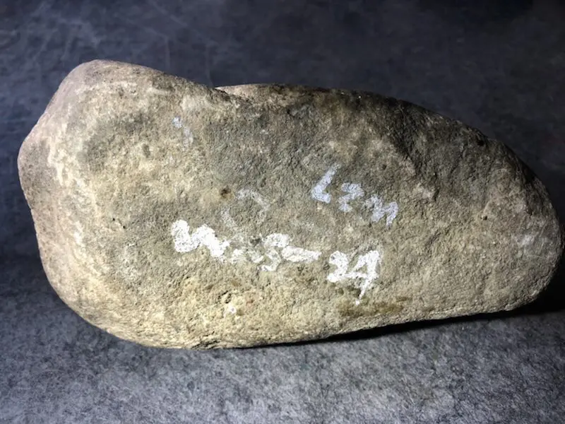 【👉 【名称】3.2kg木那开窗料
【重量】3.2kg
【尺寸】170-90-90mm
【产地】缅甸新货翡翠原石
【描述】新货来袭!《免费切,免费盖手镯》木那开窗料,开窗肉质细腻可见花色,灯下色美水足,喜欢的老板速来抢购H799】图8