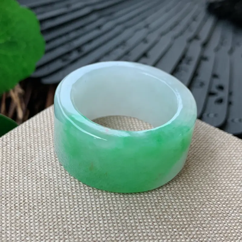 【天然翡翠A货-飘绿扳指_种好,玉质细腻,水头饱满,形体漂亮,水润精致,上手效果佳,尺寸22.9*14.7*4.8mm###】图1