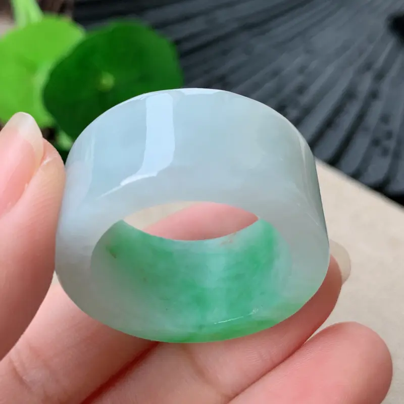 【天然翡翠A货-飘绿扳指_种好,玉质细腻,水头饱满,形体漂亮,水润精致,上手效果佳,尺寸22.9*14.7*4.8mm###】图6