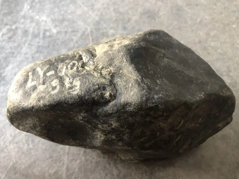 【👉 【名称】3.9kg莫湾基全赌料
【重量】3.9kg
【尺寸】170-120-100mm
【产地】缅甸新货翡翠原石
【描述】新货来袭!《免费切,免费盖手镯》莫湾基全赌料,种好压手皮壳完整紧致,灯下水长起荧光,喜欢的老板速来抢购H801】图7