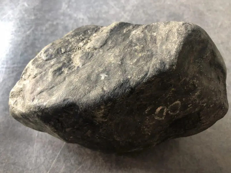 【👉 【名称】3.9kg莫湾基全赌料
【重量】3.9kg
【尺寸】170-120-100mm
【产地】缅甸新货翡翠原石
【描述】新货来袭!《免费切,免费盖手镯》莫湾基全赌料,种好压手皮壳完整紧致,灯下水长起荧光,喜欢的老板速来抢购H801】图4