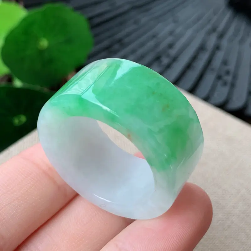 【天然翡翠A货-飘绿扳指_种好,玉质细腻,水头饱满,形体漂亮,水润精致,上手效果佳,尺寸22.9*14.7*4.8mm###】图3