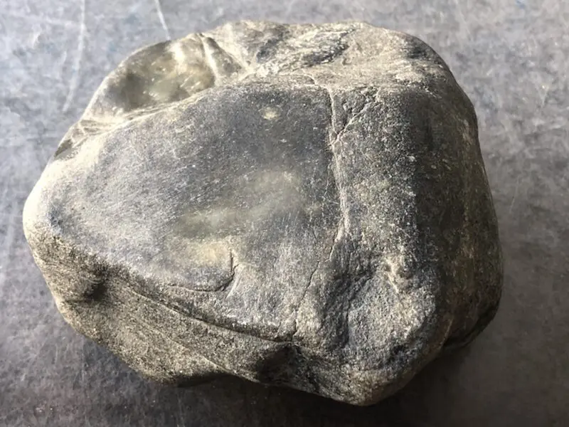 【👉 【名称】1.95kg南齐开窗料
【重量】1.95kg
【尺寸】120-100-70mm
【产地】缅甸新货翡翠原石
【描述】新货来袭!《免费切,免费盖手镯》南齐开窗料,大面积开窗肉质细腻干净,灯下水长冰透,喜欢的老板速来抢购H800】图4