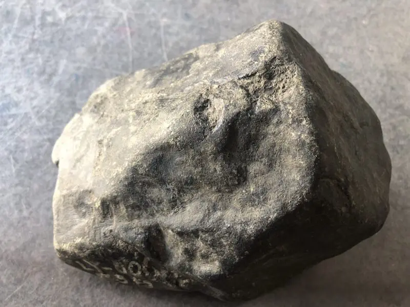 【👉 【名称】3.9kg莫湾基全赌料
【重量】3.9kg
【尺寸】170-120-100mm
【产地】缅甸新货翡翠原石
【描述】新货来袭!《免费切,免费盖手镯》莫湾基全赌料,种好压手皮壳完整紧致,灯下水长起荧光,喜欢的老板速来抢购H801】图6