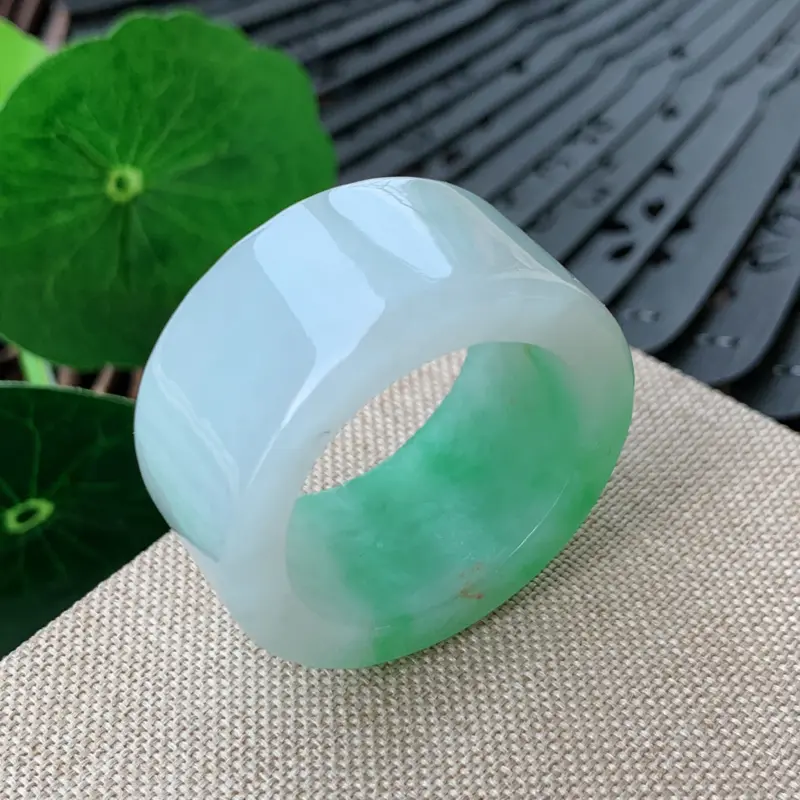 【天然翡翠A货-飘绿扳指_种好,玉质细腻,水头饱满,形体漂亮,水润精致,上手效果佳,尺寸22.9*14.7*4.8mm###】图2