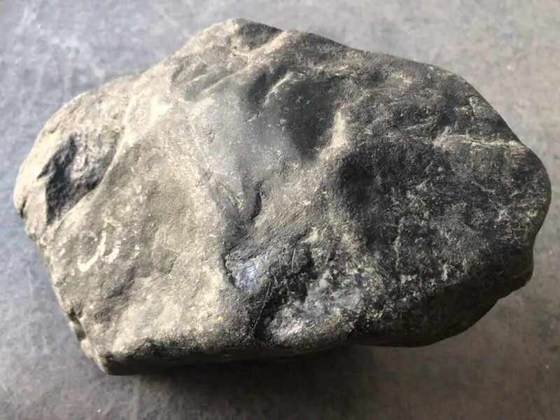 【👉 【名称】3.9kg莫湾基全赌料
【重量】3.9kg
【尺寸】170-120-100mm
【产地】缅甸新货翡翠原石
【描述】新货来袭!《免费切,免费盖手镯》莫湾基全赌料,种好压手皮壳完整紧致,灯下水长起荧光,喜欢的老板速来抢购H801】图5